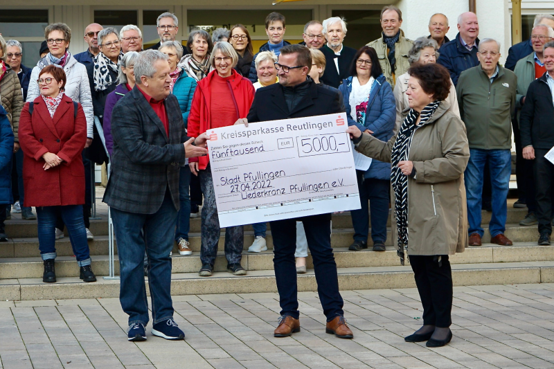 Spendenübergabe an Bürgermeister Stefan Wörner (Foto: Anne Leipold)